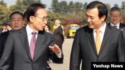 지난해 11월 이명박 한국 대통령(왼쪽)과 이야기를 나누는 임태희 전 비서실장. 임 전 실장은 2009년 남북정상회담을 위한 사전 비밀 접촉에 간여했지만, 북한의 수 억 달러 요구는 없었다고 말했습니다.