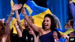 Jamala dari Ukraina merayakan kemenangannya dalam final kompetisi Eurovision Song Contest dengan lagunya '1944,' di Stockholm, Swedia (15/5). (AP/Martin Meissner)