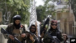8月19日， 塔利班士兵在喀布爾街上巡邏（美聯社）
