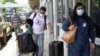El periodista mexicano Daniel Lizárraga, editor de la publicación de noticias en línea El Faro, llega al Aeropuerto Internacional de El Salvador para salir del país luego de ser expulsado por el gobierno salvadoreño, el 8 de julio de 2021.