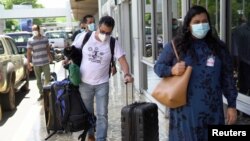 El periodista mexicano Daniel Lizarraga, editor de la publicación de noticias online El Faro, llega al Aeropuerto Internacional de El Salvador luego de ser expulsado por el Gobierno salvadoreño. San Salvador, 8 de julio de 2021.