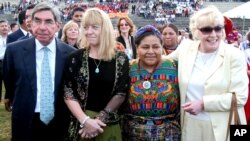 De izquierda a derecha, Oscar Arias, Jody Williams, Rigoberta Menchú y Betty Williams, ganadores de premios Nobel de la Paz.