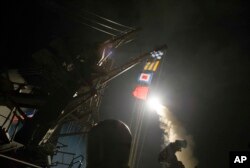 Imagen del lanzamiento de uno de los misiles crucero Tomahawk lanzado contra Siria desde el portaviones USS Ross (DDG 71) en el Mar Mediterráneo. Abril 7, 2017.