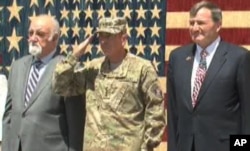 از راست به چپ: ایکن بیری سفیر ایالات متحده در کابل، جنرال پیترئیس و هدایت امین ارسلان مشاور ارشد رئیس جمهور افغانستان