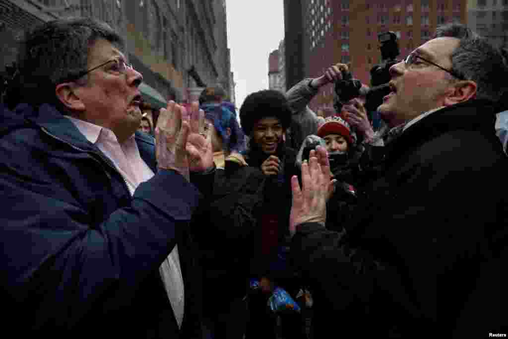 بحث یک طرفدار و یک مخالف دونالد ترامپ، رئیس جمهور آمریکا، در یک تظاهراتی در نیویورک علیه فرمان ترامپ برای تعلیق ویزا و ممانعت از ورود پناهجویان به آمریکا. 