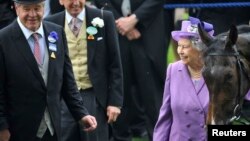 Britain's Queen Elizabeth smiles as she stands with her horse Estimate and trainer Michael Stoute, left, after it won the Gold Cup during ladies day at the Royal Ascot horse racing festival at Ascot, southern England, June 20, 2013.