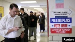 Cử tri Mỹ xếp hàng đi bỏ phiếu trong cuộc bầu cử Siêu thứ Ba tại trường Wilson ở Arlington, tiểu bang Virginia, ngày 1/3/2016.