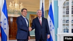 Foto oficial de la reunión del secretario de Estado de EE.UU. Rex Tillerson con el presidente de Honduras Juan Orlando Hernández en Washington. Marzo 21, de 2017.