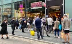 港府加强防疫措施禁止餐厅晚市堂食，大批市民午饭在一间餐厅外等候堂食座位及外卖 (美国之音/汤惠芸)