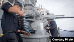 美国海军2017年4月5日在南中国海准备实弹操练(美国海军照片)
