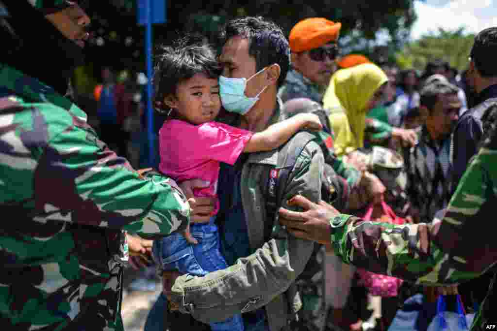 نیروهای امدادی و نظامی هنوز سرگرم کمک به بازماندگان زلزله و سونامی در اندونزی هستند. تعداد کشته ها به ۱۷۳۰ نفر رسید.