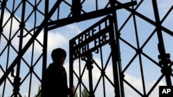 Pintu kamp Nazi bertuliskan slogan "Arbeit macht frei'' atau ''Kerja memerdekakan kamu'' di Dachau, Jerman (foto: dok).