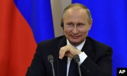 Le président russe Vladimir Poutine en conférence en Italie.