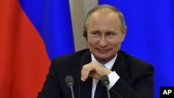 블라디미르 푸틴 러시아 대통령이 17일 러시아 남부 소치에서 파올로 젠틸로니 이탈리아 총리와 회담한 뒤 기자회견을 하고 있다.
