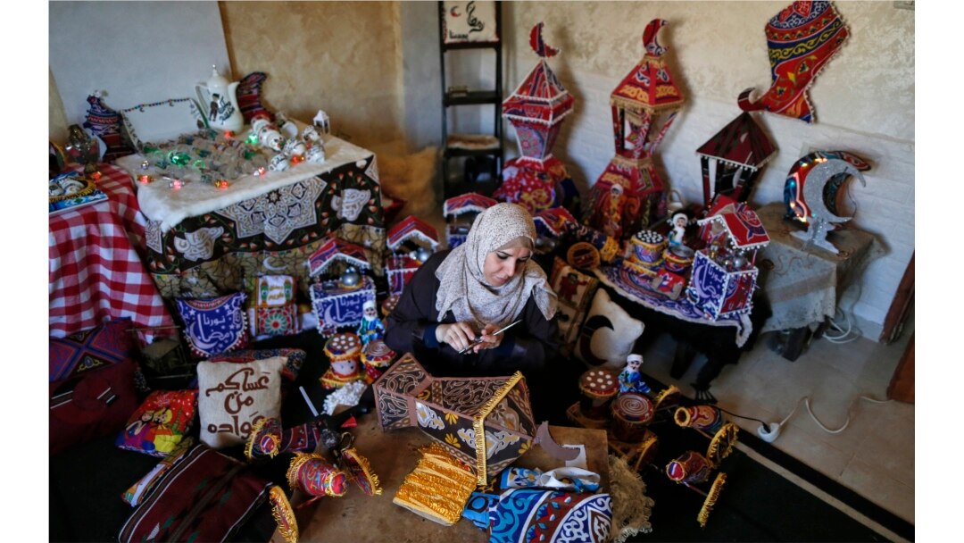Hanan al-Madhoun, membuat lentera tradisional, yang disebut "fanous" yang digunakan sebagai dekorasi untuk merayakan awal bulan suci Ramadan, di rumahnya di Kota Gaza pada 1 April 2021, menjelang bulan Ramadan, dan di tengah pandem COVID-19.