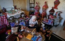 Hanan al-Madhoun, membuat lentera tradisional, yang disebut "fanous" yang digunakan sebagai dekorasi untuk merayakan awal bulan suci Ramadan, di rumahnya di Kota Gaza pada 1 April 2021, menjelang bulan Ramadan, dan di tengah pandem COVID-19.