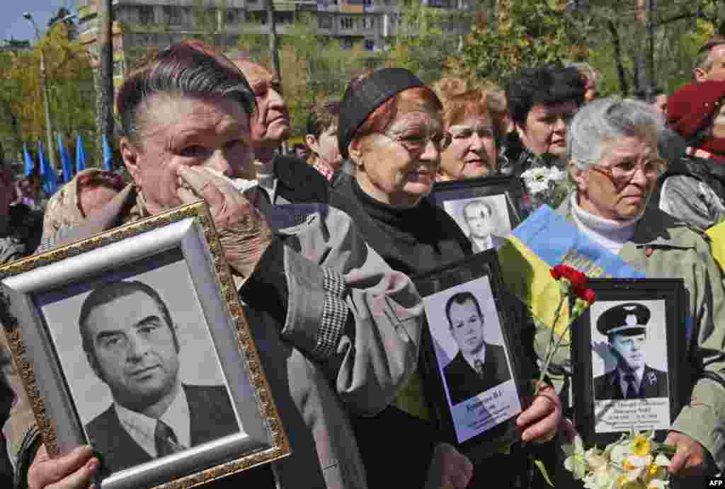 Родственники жертв аварии на Чернобыльской АЭС собрались почтить память погибших на 24-ой годовщине трагедии