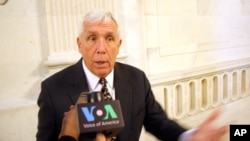 Dân biểu Frank Wolf của đảng Cộng hòa trong một cuộc phỏng vấn với VOA