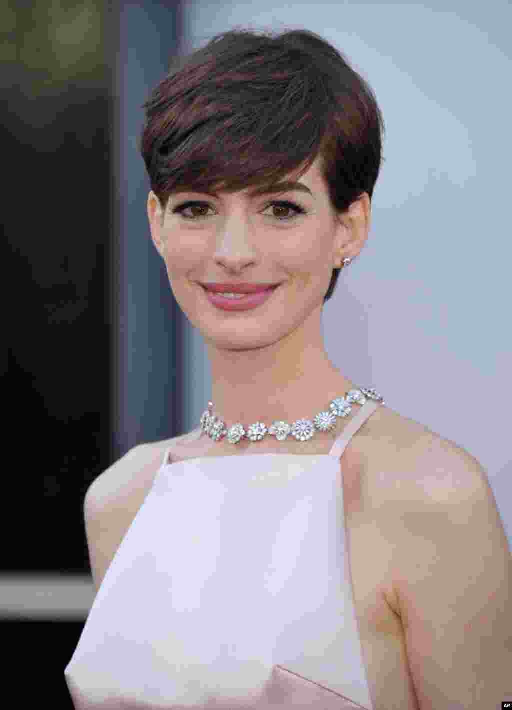 Actress Anne Hathaway arrives at the Oscars at the Dolby Theatre, Feb. 24, 2013, in Los Angeles. 