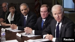 20일 백악관에서 총기 대책 회의를 주재하는 조 바이든 부통령(오른쪽).