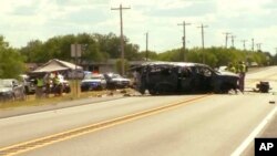Na ovom isečku video snimka KABB-WOAI u San Antoniu, vidi se vozilo u kome je, prema tvrdnjama vlasti, petoro ljudi poginulo kada se vozilo, koje je prevozilo 14 ljudi, slupalo, u nedelju, 17. juna 2018. u Big Velsu, Teksas.