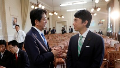 Thủ tướng Shinzo Abe (trái) và nhà lập pháp trong đảng của ông, Shinjiro Koizumi - cũng là con trai của cựu Thủ tướng Junichiro Koizumi, gặp mặt sau một buổi thảo luận tại quốc hội ở Tokyo hôm 28/9/2017. Ông Abe sẽ đưa ông Koizumi trẻ vào nội các của ông.