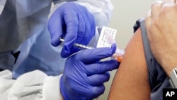 داوطلبی در حال دریافت واکسن بالقوه ویروس کرونا در بخش آزمایش بالینی