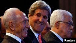 El secretario de Estado, John Kerry, con el presidente de Israel, Shimon Peres; y Mahmoud Abbas, mandatario de Palestina. 