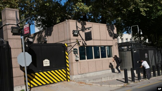 美国驻土耳其使馆受到袭击后媒体记者前往拍照大使馆受损情况。（2018年8月20日）