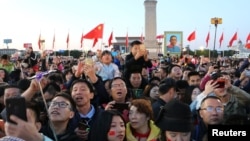 北京天安門廣場觀看升旗儀式的人群。（2018年10月1日）