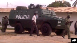 Carro blindado da policia na cidade de Nampula.