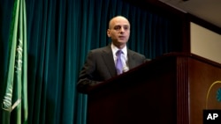 Đại sứ Ả Rập Xê Út tại Hoa Kỳ Adel Al-Jubeir phát biểu trong cuộc họp báo tại Washington.