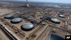 Lapangan minyak West Qurna dekat kota Basra, 340 mil tenggara kota Baghdad terlihat dalam sebuah gambar udara, 21 Februari 2017. 