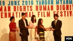 VOA Burmese Service Chief Than Lwin Htun (R) presents VOA award to film director Nwaye Zar Che Soe in Yangon, Myanmar. 
