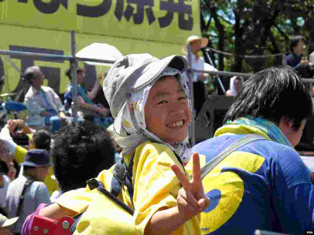 A child at the demonstration against nuclear power (Miguel Quintana/VOA) 