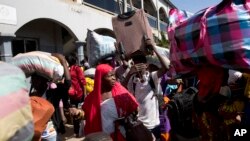 Kapal feri yang membawa para pengungsi tiba di Banjul, Gambia (22/1). (AP/Jerome Delay)