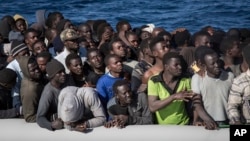 Des migrants attendent de monter à bord du MV Aquarius, après que 193 personnes et deux cadavres ont été retrouvés dans les eaux internationales en Méditerranée à environ 22 miles au nord de Sabrata, en Libye, 13 janvier 2017. 