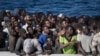 Des migrants à bord d’un canot gonflable en Méditerranée, secourus au large de Sabrata, Libye, 13 janvier 2017.