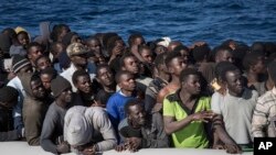 Des migrants à bord d’un canot gonflable en Méditerranée, secourus au large de Sabrata, Libye, 13 janvier 2017.