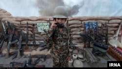 عکس آموزش های جنگی به یک کودک از آژانس خبری ایرنا