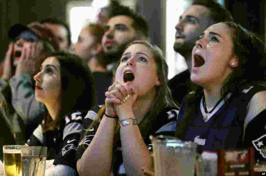 Kathleen Doherty, center, of Woburn, Mass., reacts with other fans at a Boston bar while watching the New England Patriots' final drive during the first half of the NFL Super Bowl 52 football game between the Patriots and the Philadelphia Eagles in Minneapolis, Minnesota, Feb. 4, 2018.