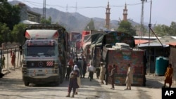 سفارت پاکستان گفته است که این کمک‌ها در مرز تورخم به طالبان تحویل داده شده است.