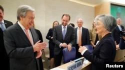 Sekretaris Jenderal PBB Antonio Guterres (kiri) menyapa Kang Kyung-wha, Menteri Luar Negeri Korea Selatan, di kantor Dewan Hak Asasi Manusia PBB di Jenewa, Swiss, 26 Februari 2018.