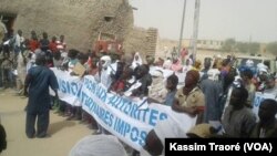 Manifestation contre les autorités intérimaires à Bamako, le 19 février 2017. (VOA/Kassim Traoré)