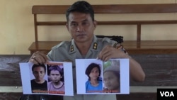 Kabid Humas Polda Sulawesi Tengah, AKBP Hari Suprapto di Mapolres Poso memperlihatkan foto dari 2 DPO teroris anggota Kelompok Santoso yang ditangkap di desa Taunca, Poso Pesisir selatan, Kabupaten Poso 15 April lalu (VOA/Yoanes).