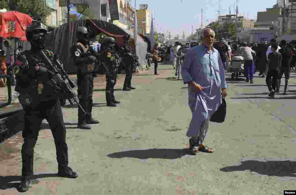 Members of Iraqi security forces stand guard during an intensive security deployment in Kerbala, southwest of Baghdad, June 13, 2014.&nbsp;