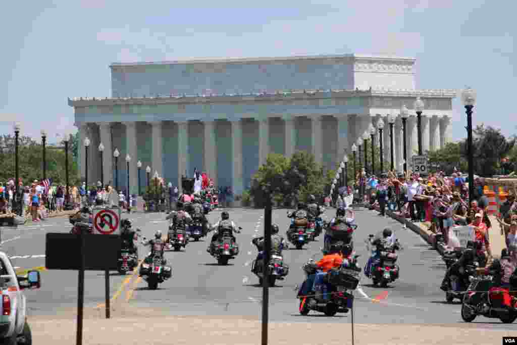 Ðoàn xe &quot;Rolling Thunder&quot; đi về phía Đài tưởng niệm Lincoln&nbsp;ở thủ đô Washington, ngày 25/5/2014. (Brian Allen/VOA)