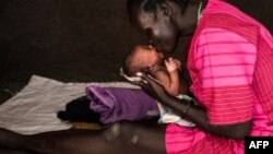 Une Sud-africaine et son bébé dans le village de Jeich, le 3 juillet 2018.