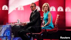 Lester Holt et sa collègue Andrea Mitchell de NBC News, lors d'un débat de candidats démocrates, Charleston, Caroline du Sud, le 17 janvier 2016. (REUTERS/Randall Hill )