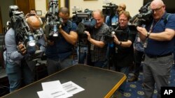 新闻工作者们在拍摄穆勒检察官的报告。(2019年4月18日)